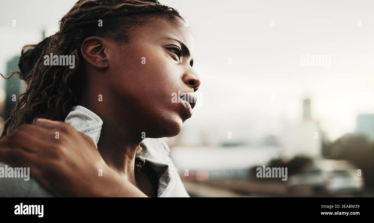 Fitness, douleur au cou ou femme noire en ville avec massage, burnout ou inflammation articulaire dans l'activité physique. Entraînement, espace ou athlète avec tension Banque D'Images