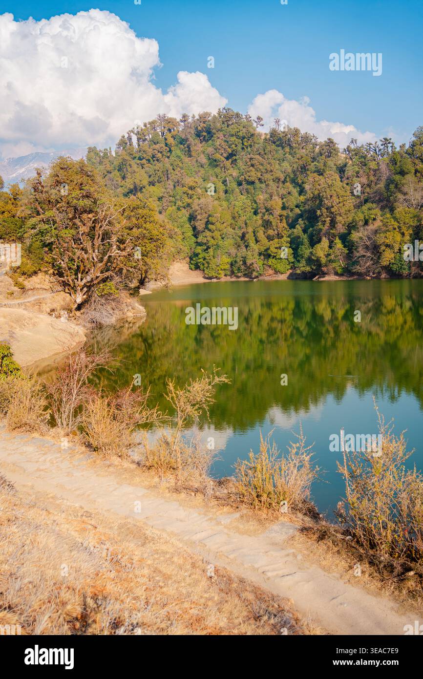Un lac pittoresque entouré de verdure luxuriante et d'arbres, reflétant la beauté de la nature près de Tungnath Temple, Chopta, Uttarakhand, Inde. Ce desti Banque D'Images