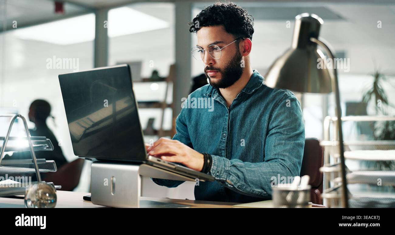Agence créative, ordinateur portable et homme avec internet, lecture en ligne ou date limite pour l'article. Personne, e-mail ou journaliste au bureau, pc ou recherche de nouvelles Banque D'Images