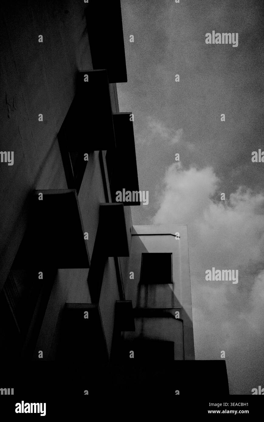 Architecture minimaliste en noir et blanc montrant un bord de bâtiment pointu Banque D'Images