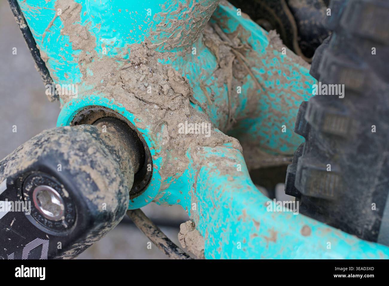 Gros plan du pédalier et du cadre d'un vélo de montagne sale Banque D'Images
