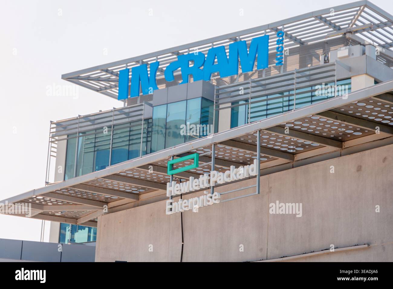 14 janvier 2026, Dubaï, Émirats arabes Unis : logos Hewlett Packard Enterprise et Ingram Micro affichés sur un immeuble de bureaux moderne, symbolisant te Banque D'Images