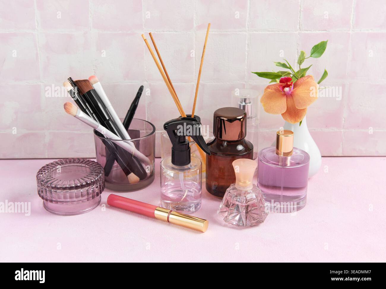 Articles cosmétiques, soins de la peau et parfums créant un concept de beauté féminine Banque D'Images