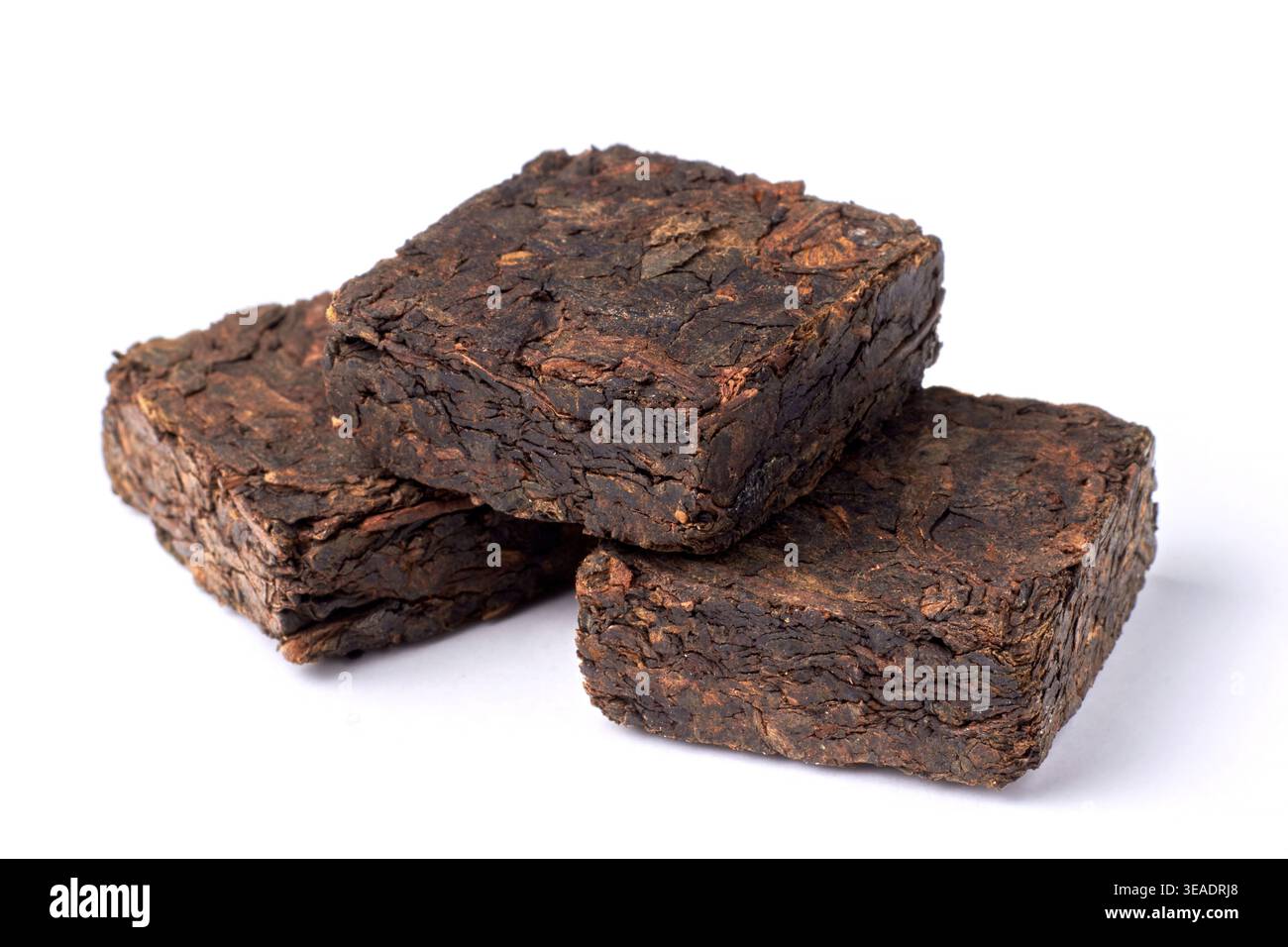 Thé chinois pu-erh noir. Carreaux pressés de thé noir fermenté isolés sur fond blanc. Banque D'Images