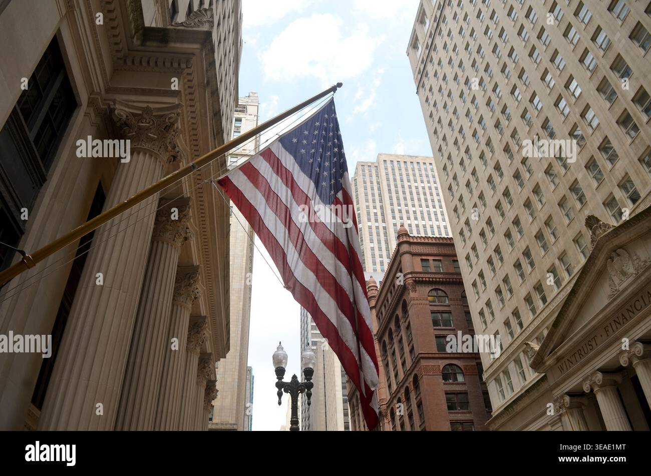Chicago. Illinois, États-Unis - 15 mai 2025 : drapeau américain dans le quartier financier de Chicago Banque D'Images