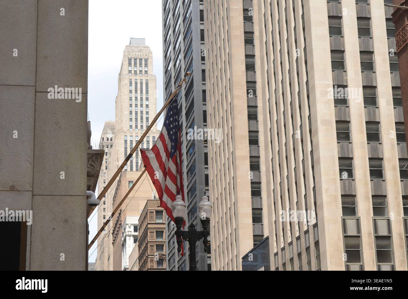 Chicago, Illinois, États-Unis - 15 mai 2025 : bâtiments avec drapeau américain dans la boucle de Chicago Banque D'Images