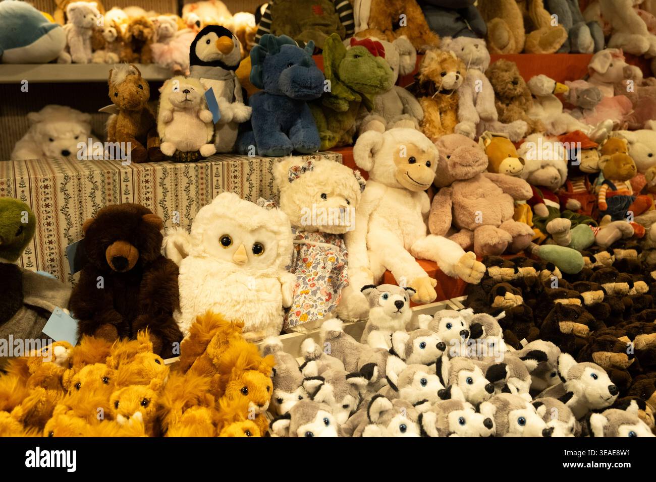 Jouets en peluche mignons assortis sur une étagère, collection d'animaux en peluche doux à vendre Banque D'Images