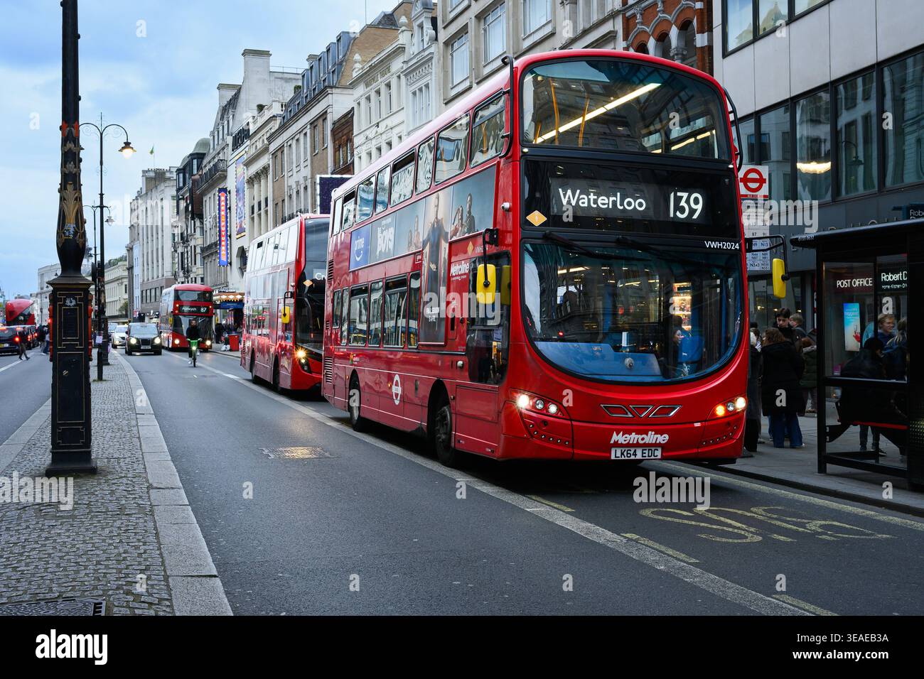 Londres, Royaume-Uni - 1er avril 2026 ; bus à impériale Red London sur Strand dans la lumière du soir Banque D'Images