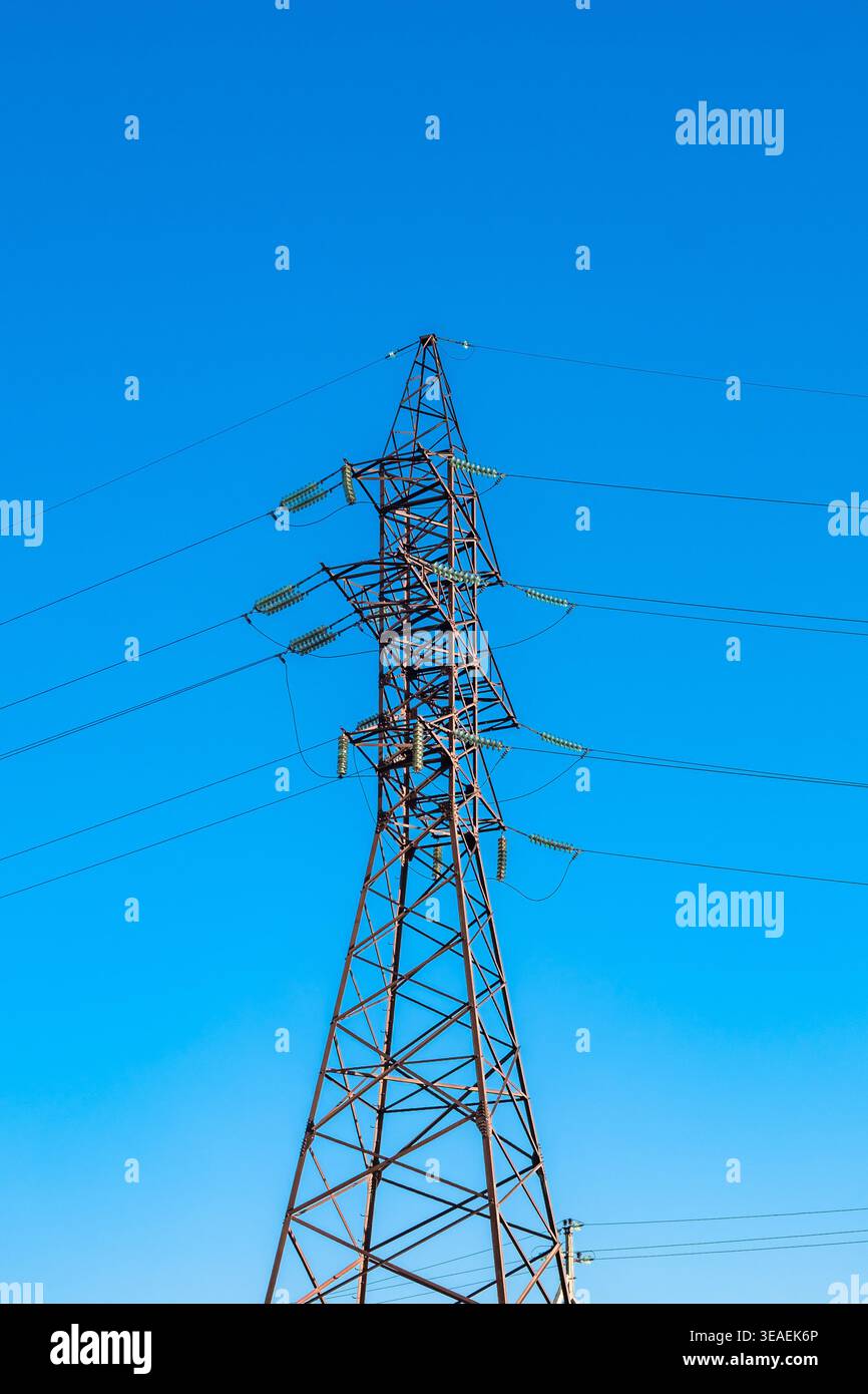 pilier métallique avec fils électriques avec isolants Banque D'Images