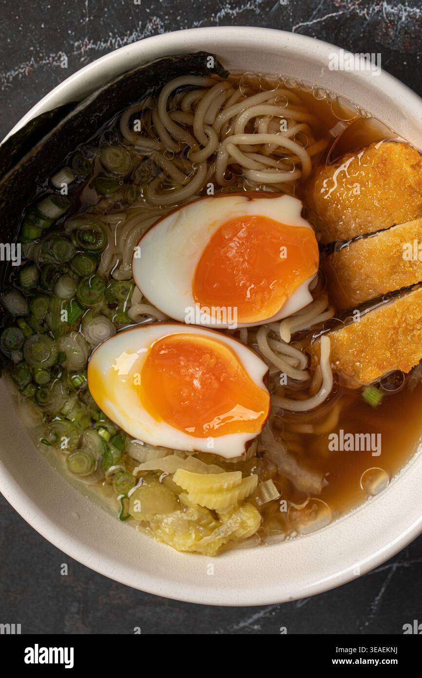 Ramen japonais avec nouilles aux œufs et bouillon Banque D'Images
