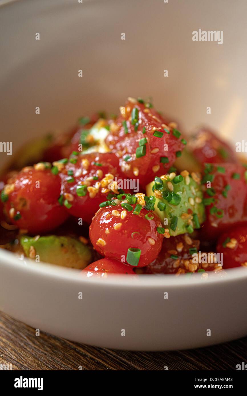 Tomates cerises en sauce kimchi aux herbes Banque D'Images
