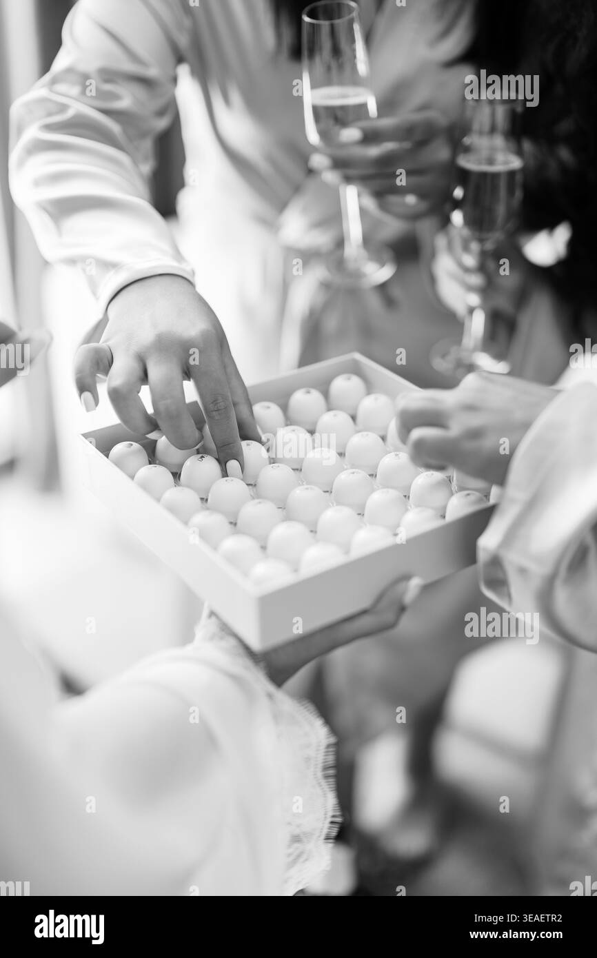 Célébrez avec des chocolats et du pétillant. Les invités de mariage se régalent ensemble par des desserts et des boissons de fête Banque D'Images