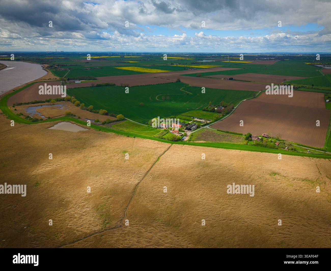 Vue aérienne des chutes Trent montrant la confluence de la rivière Ouse et de la rivière Trent entourée de vastes champs agricoles et de fermes rurales sous-jacentes Banque D'Images