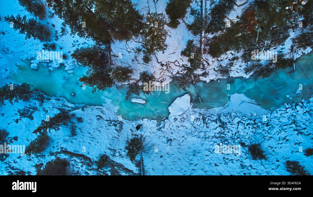 Rivière gelée aérienne forêt enneigée et paysage hivernal de haut en bas Banque D'Images
