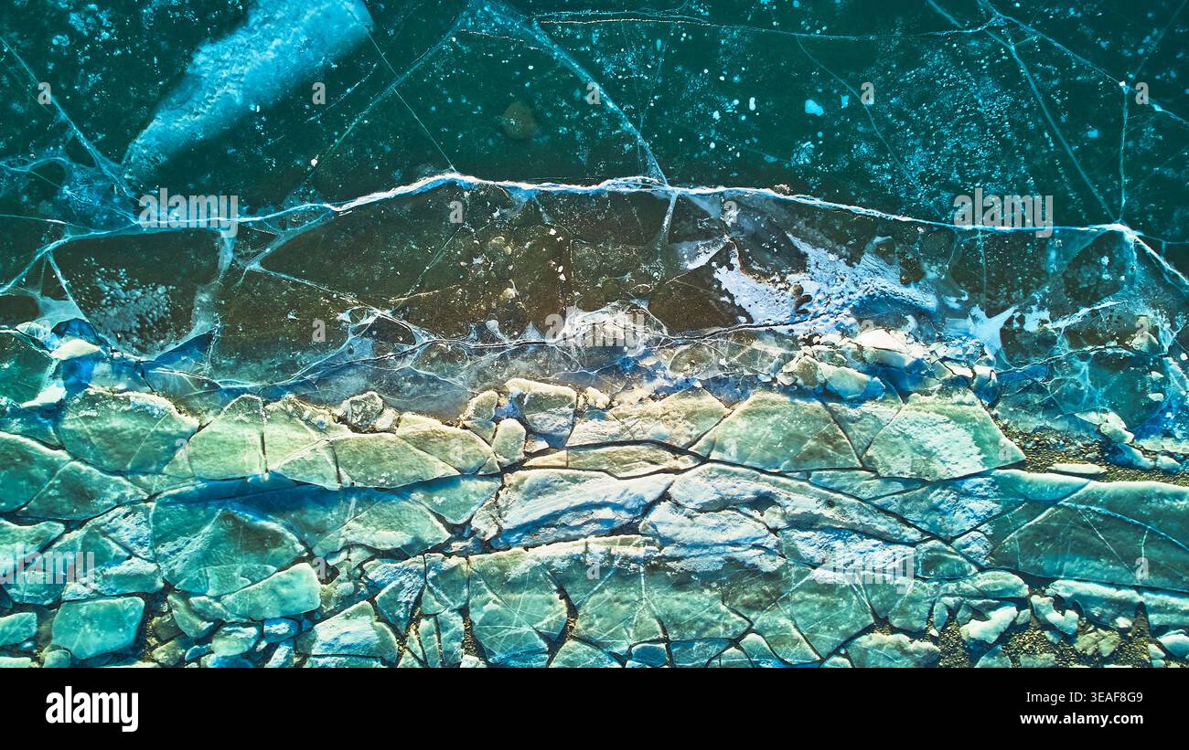 Motifs aériens de glace de lac gelée et fissures dans Winter Top Down Banque D'Images