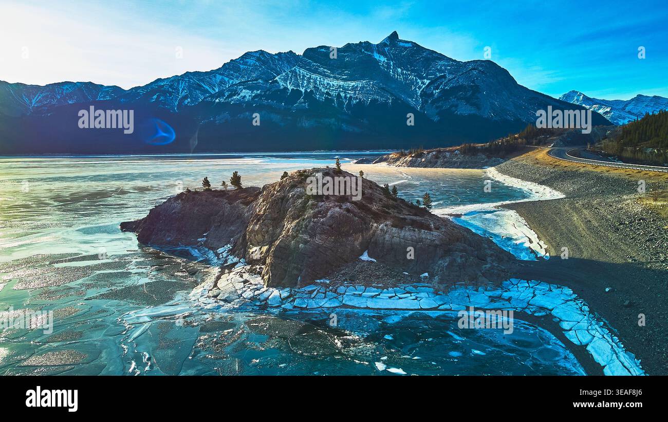 Affleurement rocheux du lac Abraham gelé aérien et montagnes enneigées en hiver Banque D'Images