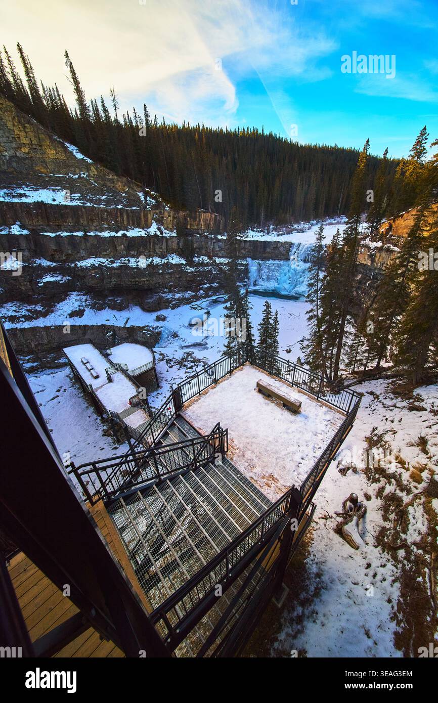 Point de vue hivernal sur les chutes Crescent gelées et le canyon boisé en Alberta Banque D'Images