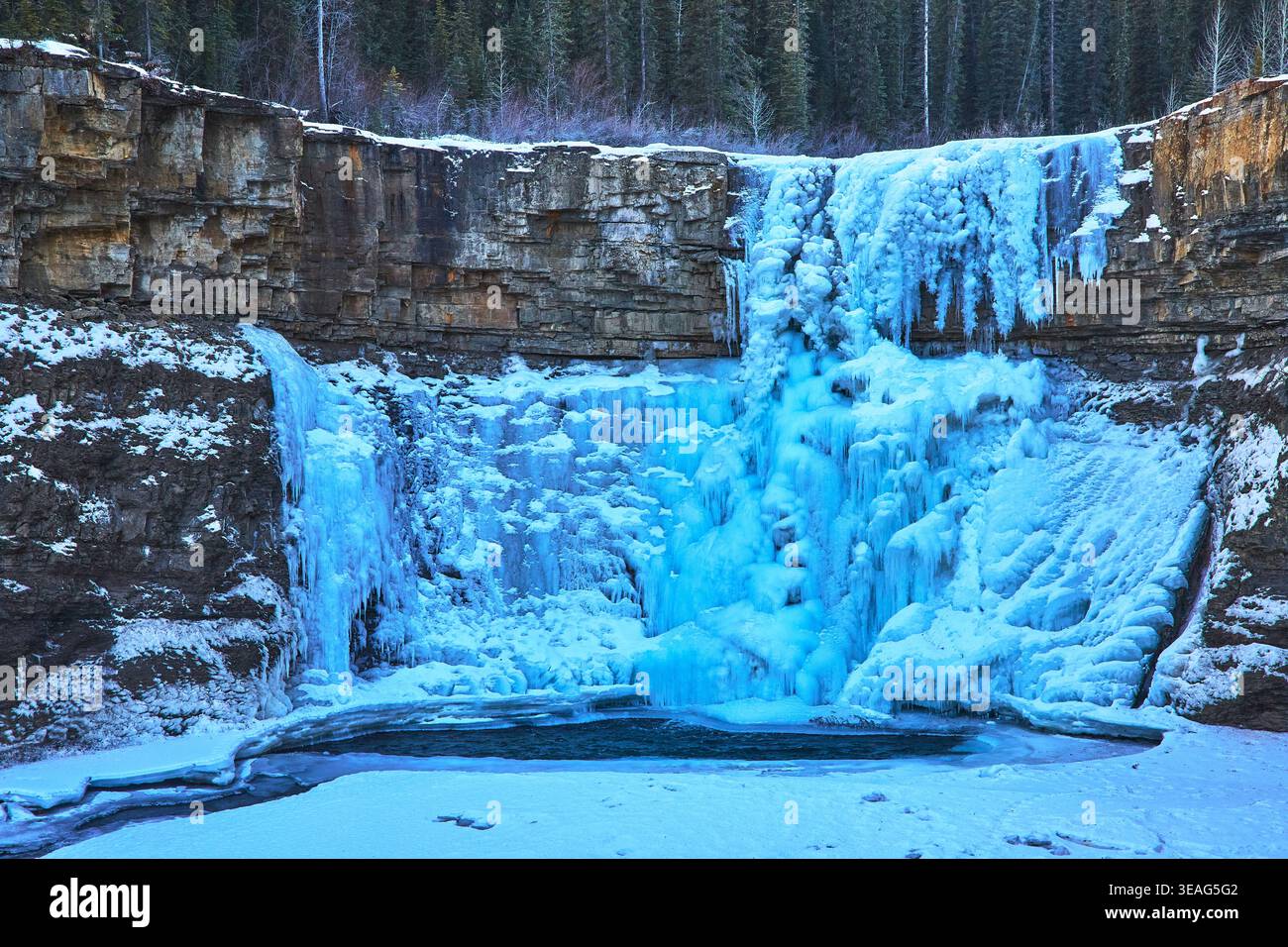 Frozen Crescent Falls Winter Waterfall et Rocky Cliff face en Alberta Banque D'Images