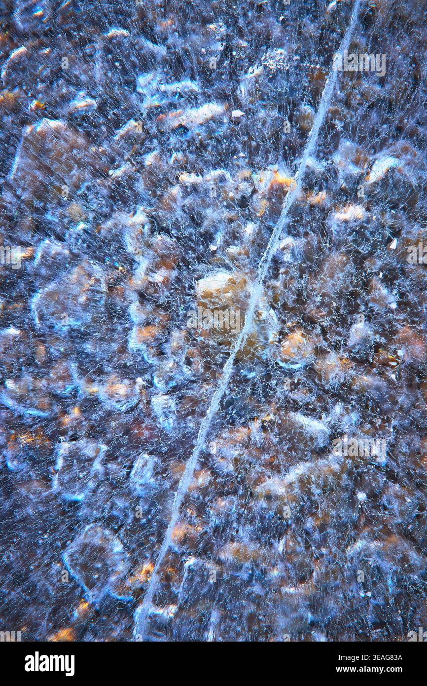 Bulles de glace glacées du lac et texture d'hiver abstraite crack Banque D'Images