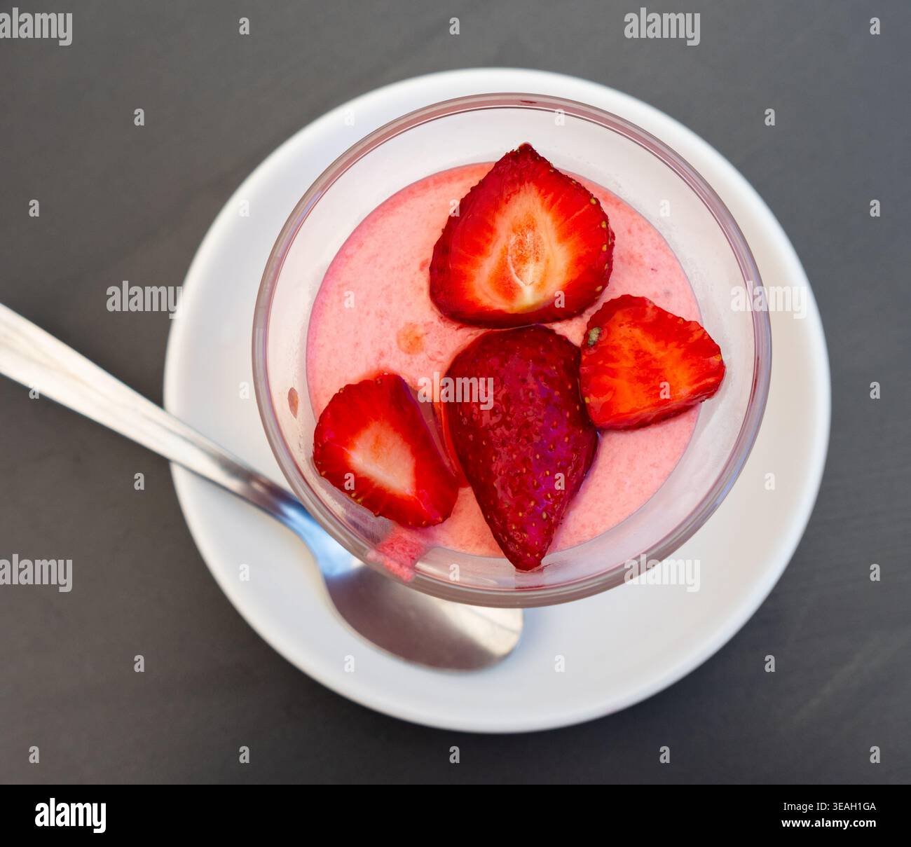 Délicieuse mousse de fraises en verre décorée de fraises fraîches Banque D'Images