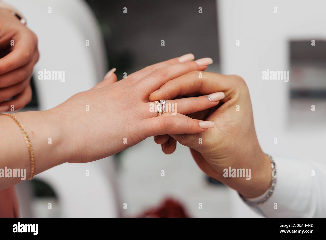 Moment de mariage intime. Concentrez-vous sur l'échange d'anneaux avec un flou d'arrière-plan émotionnel. Vue détaillée de l'échange de couples d'anneaux mettant en évidence sincère Banque D'Images
