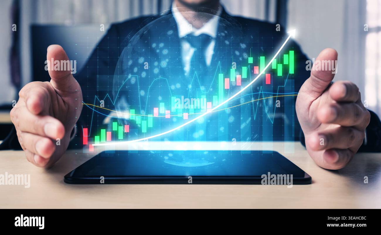 Un homme d'affaires présente un graphique financier numérique sur une tablette, illustrant les tendances de croissance boursière. L'environnement de bureau moderne améliore le pro Banque D'Images