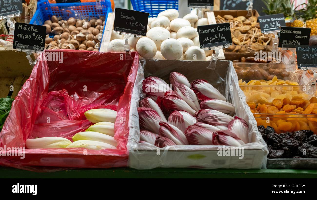 de nombreuses endives rouges et endives belges sur le stand de marché à Avignon, France Banque D'Images
