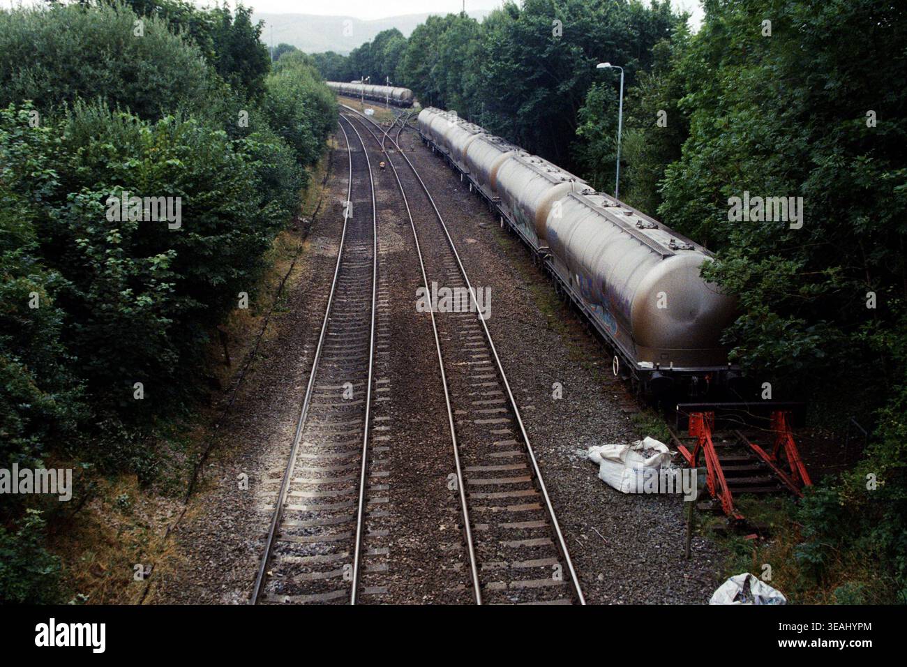 Hope Valley, Royaume-Uni - juin 2021 : les chars ferroviaires pour le trafic des carrières sur les voies de circulation. Banque D'Images