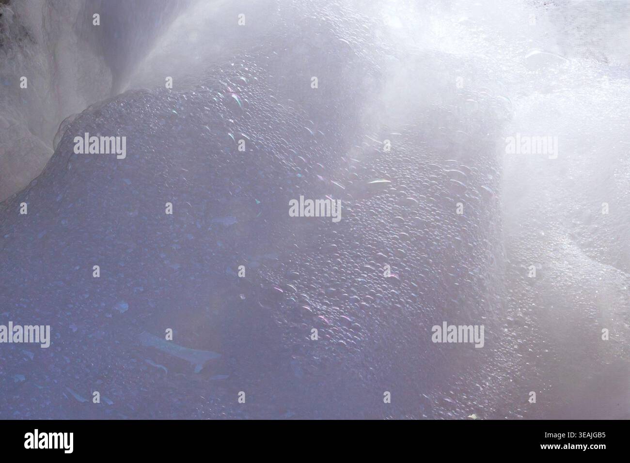 Texture de bulles de mousse de savon avec fond abstrait léger doux pour le concept de nettoyage et d'hygiène Banque D'Images