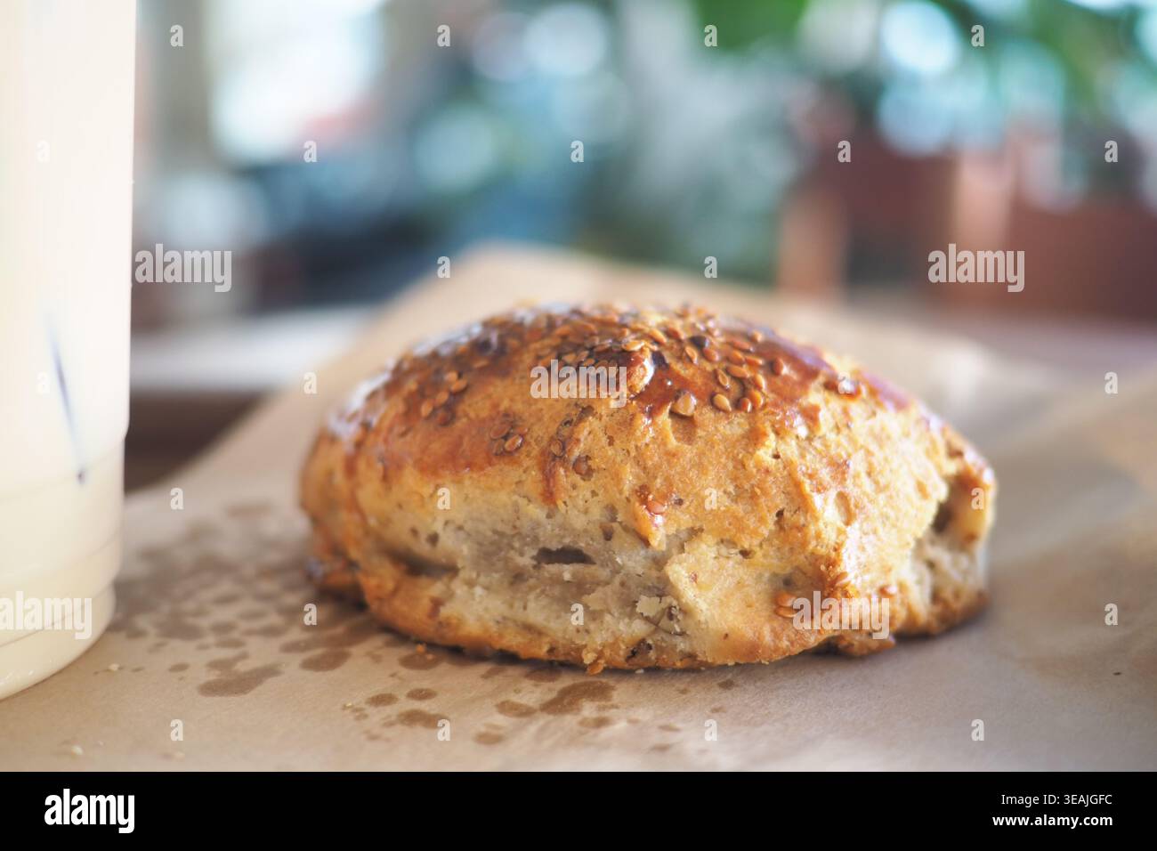 Scone frais cuit sur la table avec boisson à proximité Banque D'Images