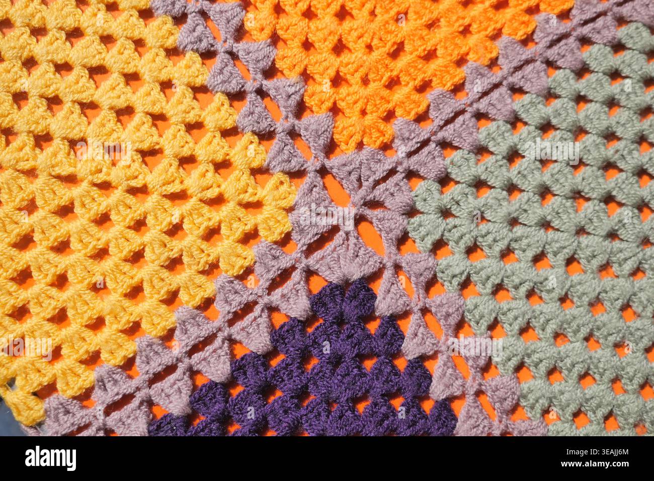 Couverture au crochet colorée faite avec différents fils Banque D'Images