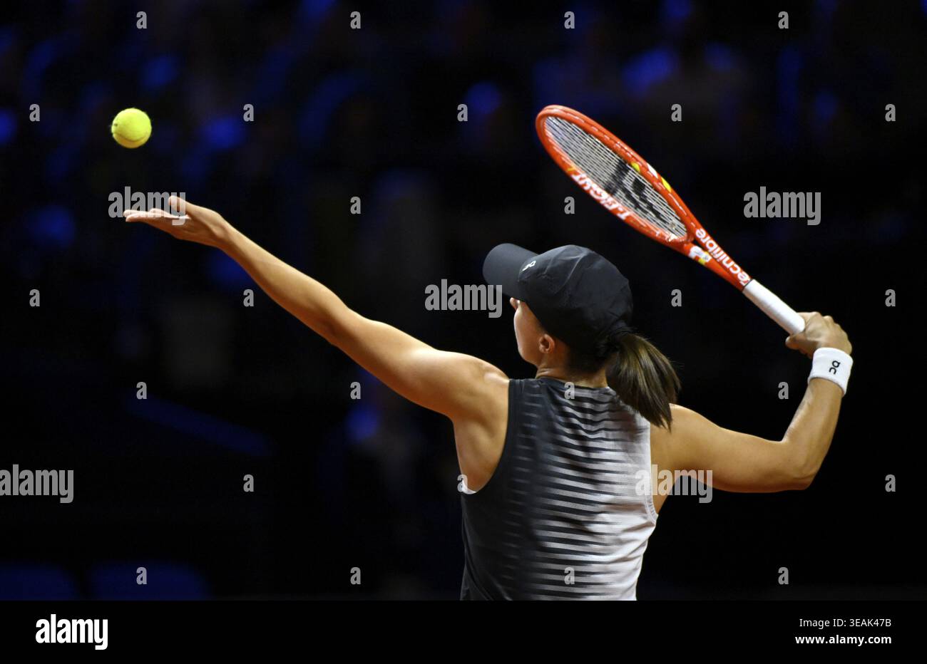 Action serve IgA Swiatek (POL) femme Porsche Tennis Grand Prix Porsche Arena, Stuttgart, Bade-Wuerttemberg, Allemagne Banque D'Images