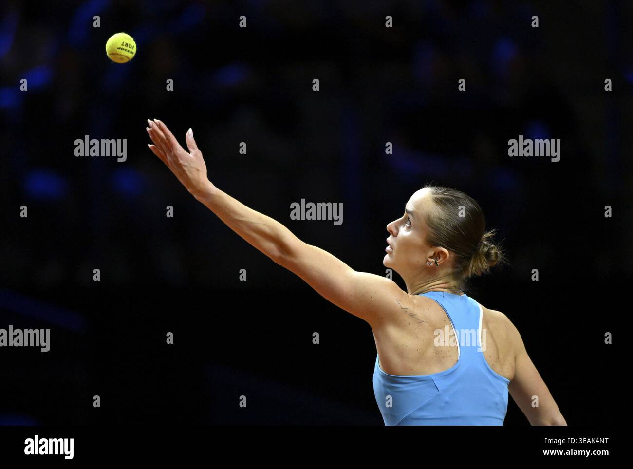 Action serve Elina Svitolina Svitolina (UKR) Porsche Tennis Grand Prix Porsche Arena, Stuttgart, Bade-Wuerttemberg, Allemagne Banque D'Images