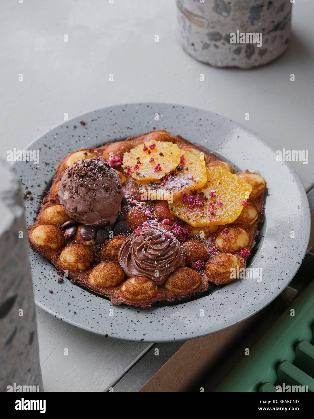 Gâteau au chocolat de luxe avec garniture de fruits. Délicieux plat sucré servi sur le charmant rebord de la fenêtre Banque D'Images