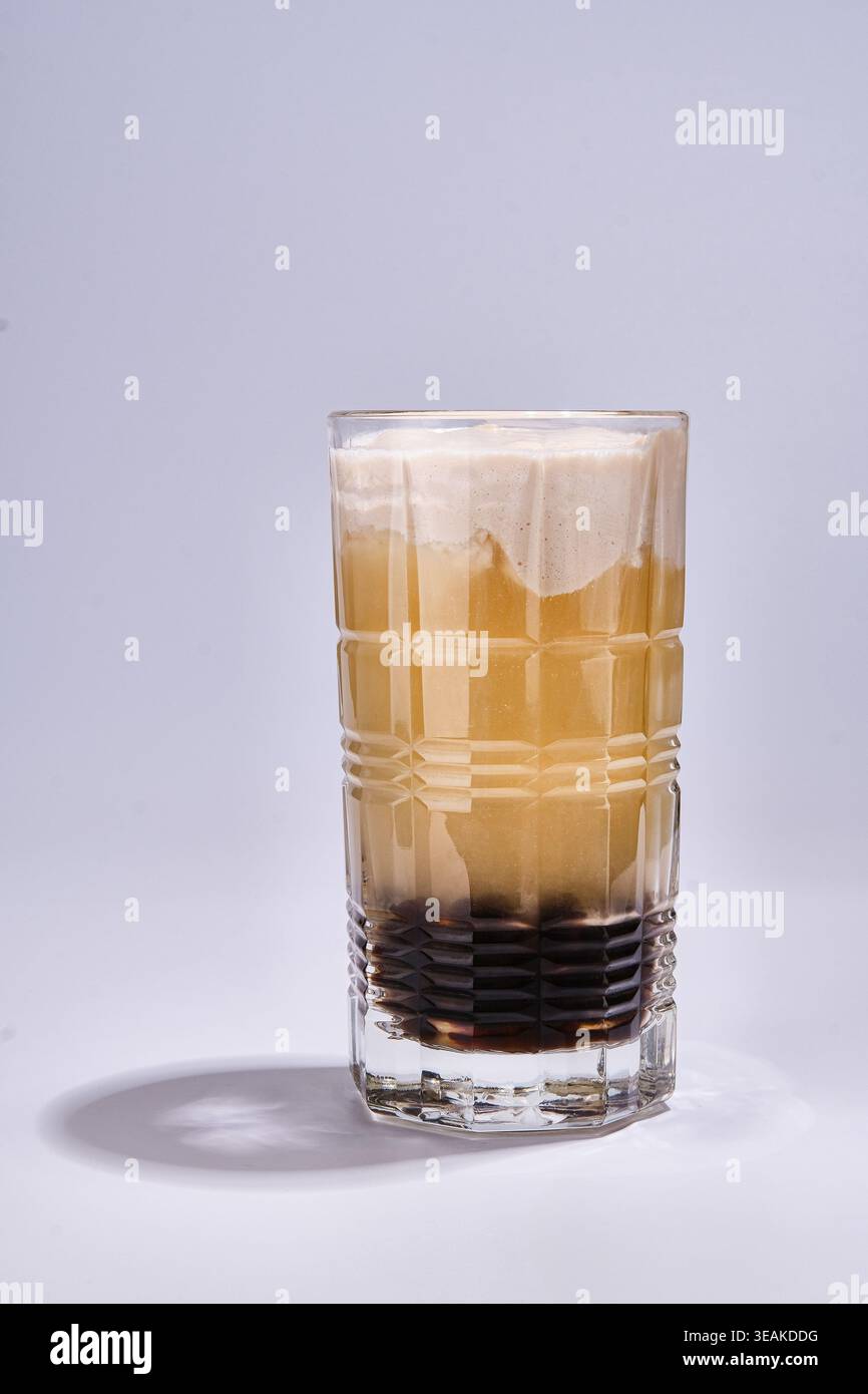 Thé au lait riche. Thé au lait lisse garni de Bobas. Thé crémeux avec perles de tapioca et mousse de lait Banque D'Images