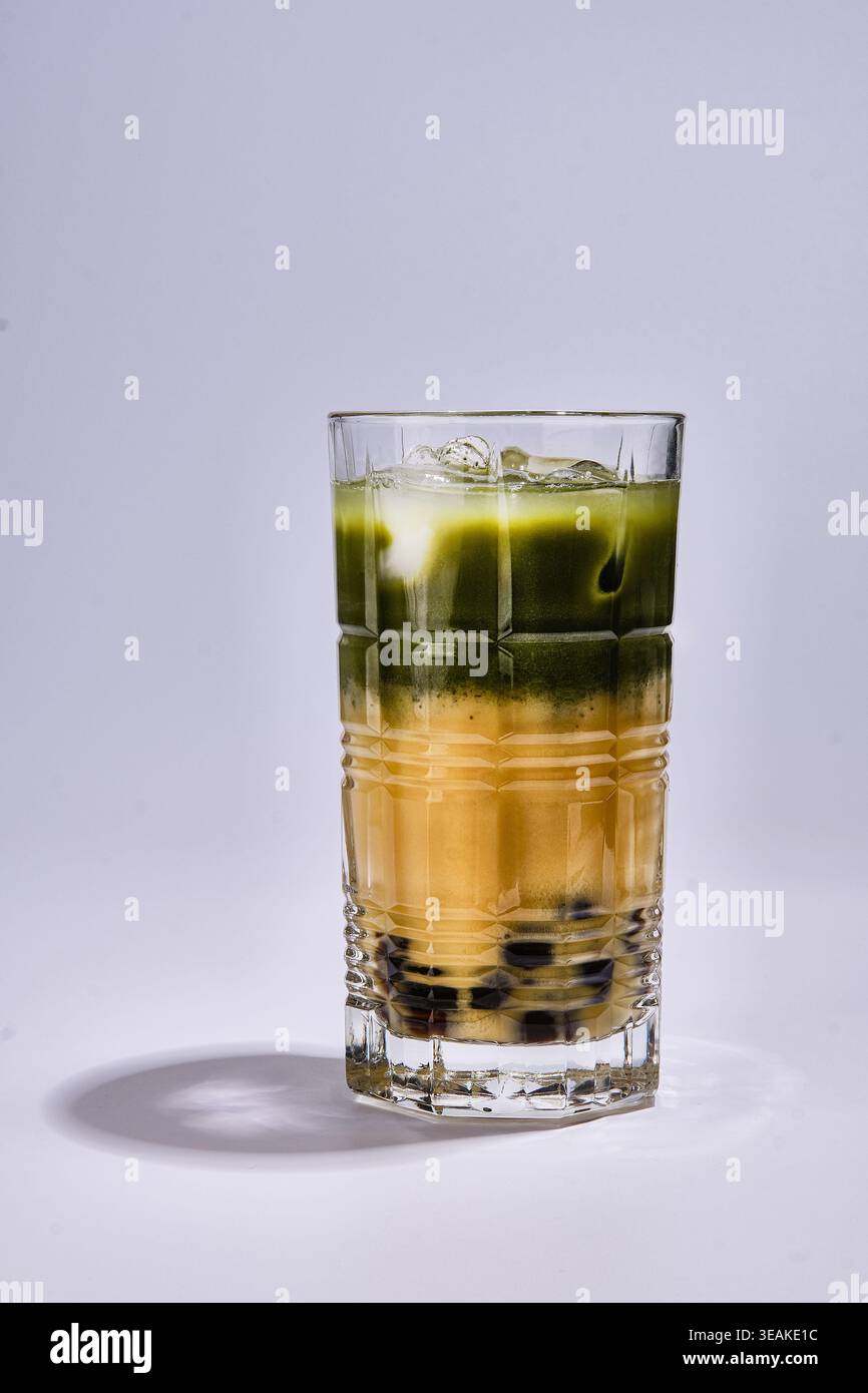 Matcha Boba Art. Thé superposé avec perles Chewy. Couches distinctes de lait Matcha et perles de tapioca Banque D'Images
