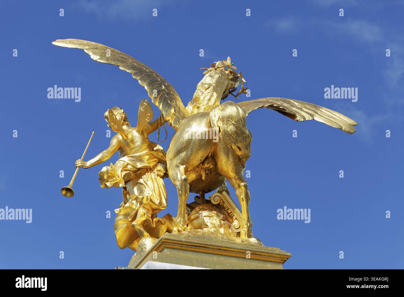 Figurines dorées sur le pont Alexandre III, Fama et Pégase, déesse de la renommée et cheval ailé, Paris, France Banque D'Images