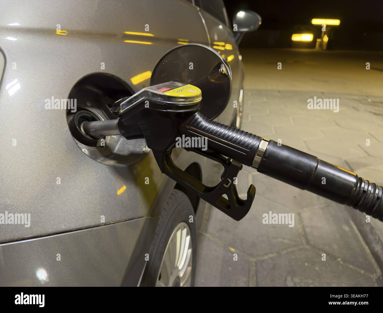 Ravitaillement une voiture est ravitaillée la nuit avec de l'essence bon marché à des prix moins chers de l'essence, Allemagne Banque D'Images