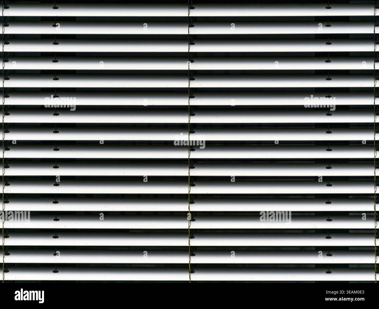 Lamelles métalliques formant un motif géométrique de ventilation Banque D'Images