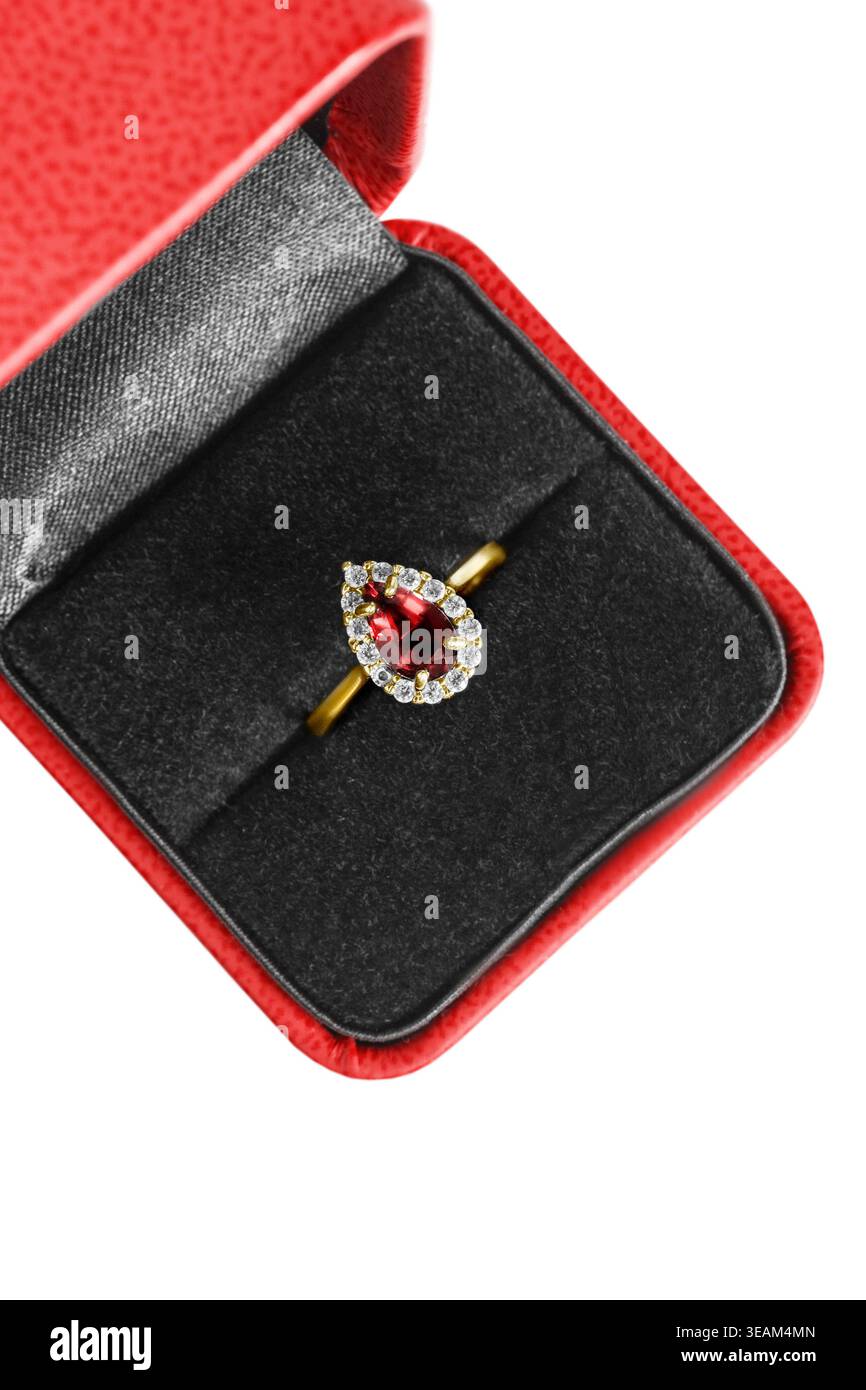 Bague de fiançailles avec rubis et diamants dans une boîte à bijoux isolée sur blanc Banque D'Images