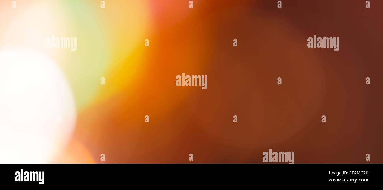 Arrière-plan bokeh chaud avec lumière blanche brillante et lueur orangée de flou artistique pour un coucher de soleil cinématographique en toile de fond Banque D'Images