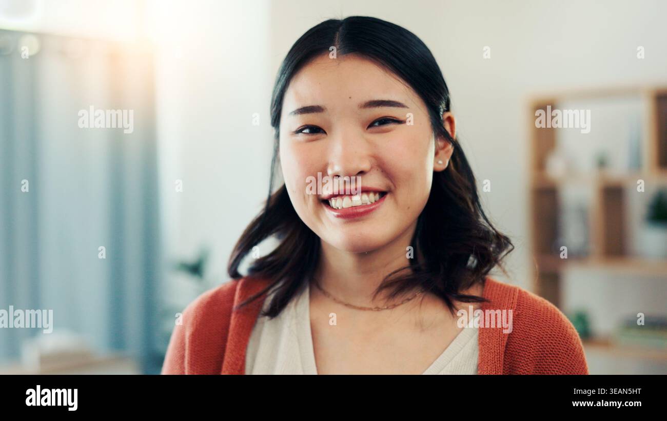 Heureux, sourire et portrait de femme asiatique à la maison avec attitude positive, bonne humeur et confiance. Propriétaire, appartement et personne dans le salon pour Banque D'Images
