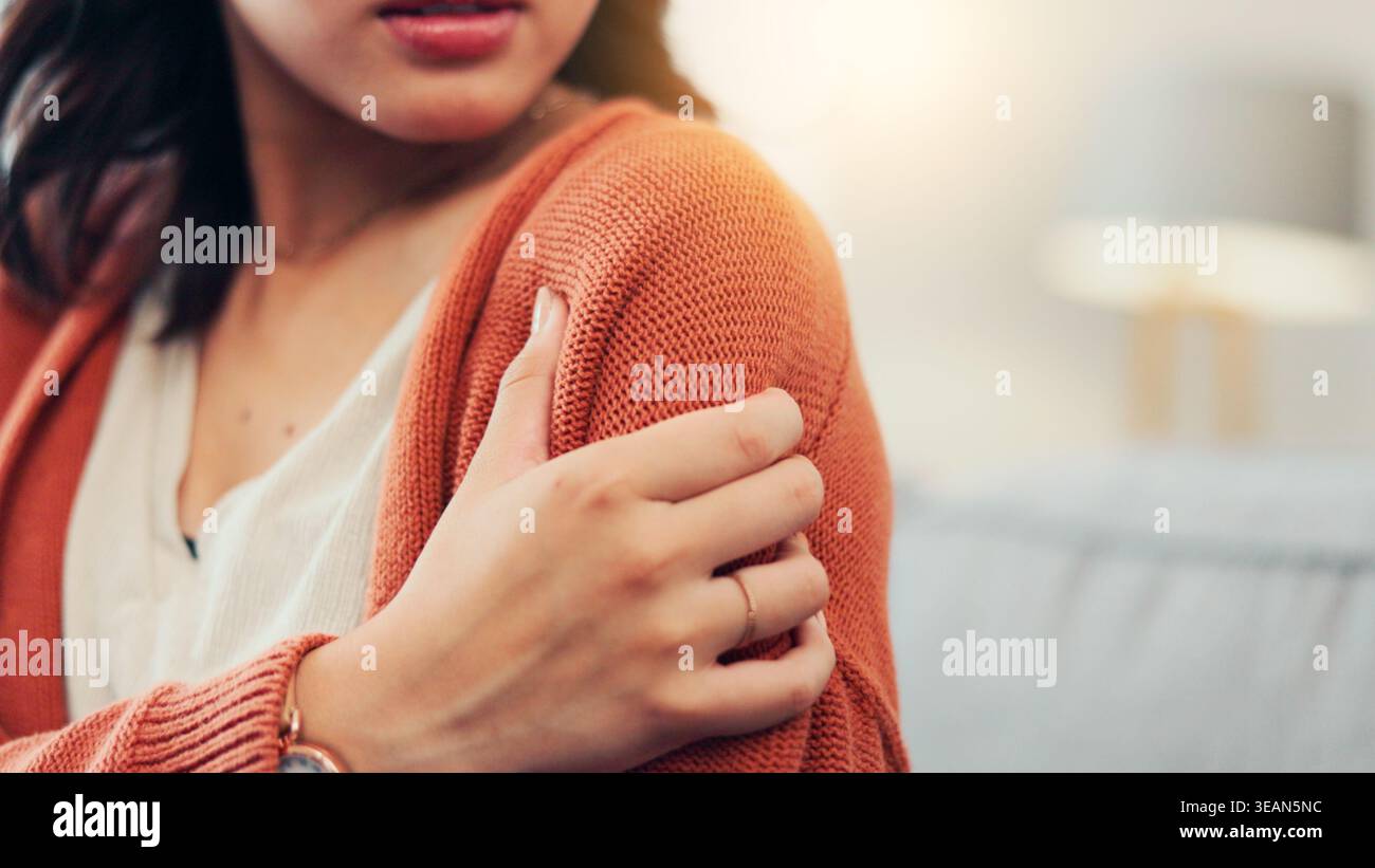 Épaule, douleur et femme sur canapé avec blessure pour fibromyalgie, ostéoporose et inflammation. Maison, espace et bras de massage de personne pour la tension, muscle Banque D'Images