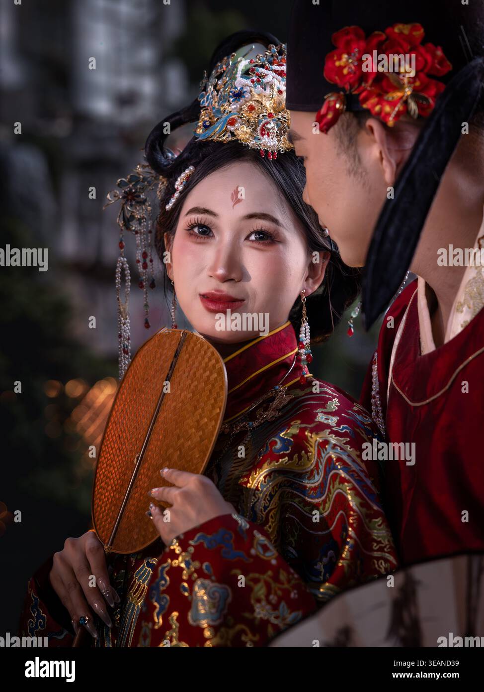 Femme et homme chinois vêtus de vêtements de l’époque impériale, Chongqing, Chine Banque D'Images