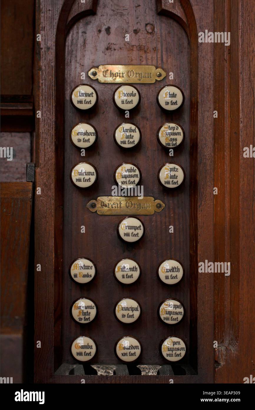 L'orgue s'arrête sur un plateau, l'église du Prieuré de membres Mary, dans la belle ville d'Usk, Monmouthshire Banque D'Images