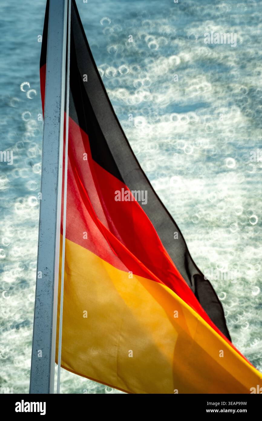 Drapeau allemand sur un bateau à moteur sur le lac de Constance, représentant l'Allemagne avec des activités navales Banque D'Images