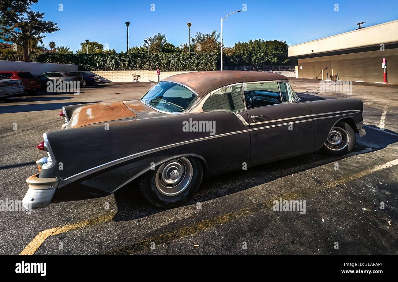 Californie, États-Unis, 30 septembre 2024, vue de la voiture Chevrolet des années 1950 à 1960 garée sur un parking dans le quartier Van Nuys Banque D'Images