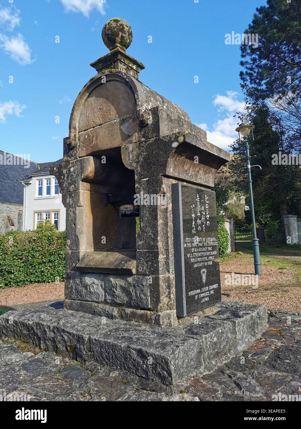 Mémorial de la paix sur le défilé de Fort William, honorant les morts de guerre locaux et symboliquement liés à Hiroshima par son message de paix mondiale et Re Banque D'Images