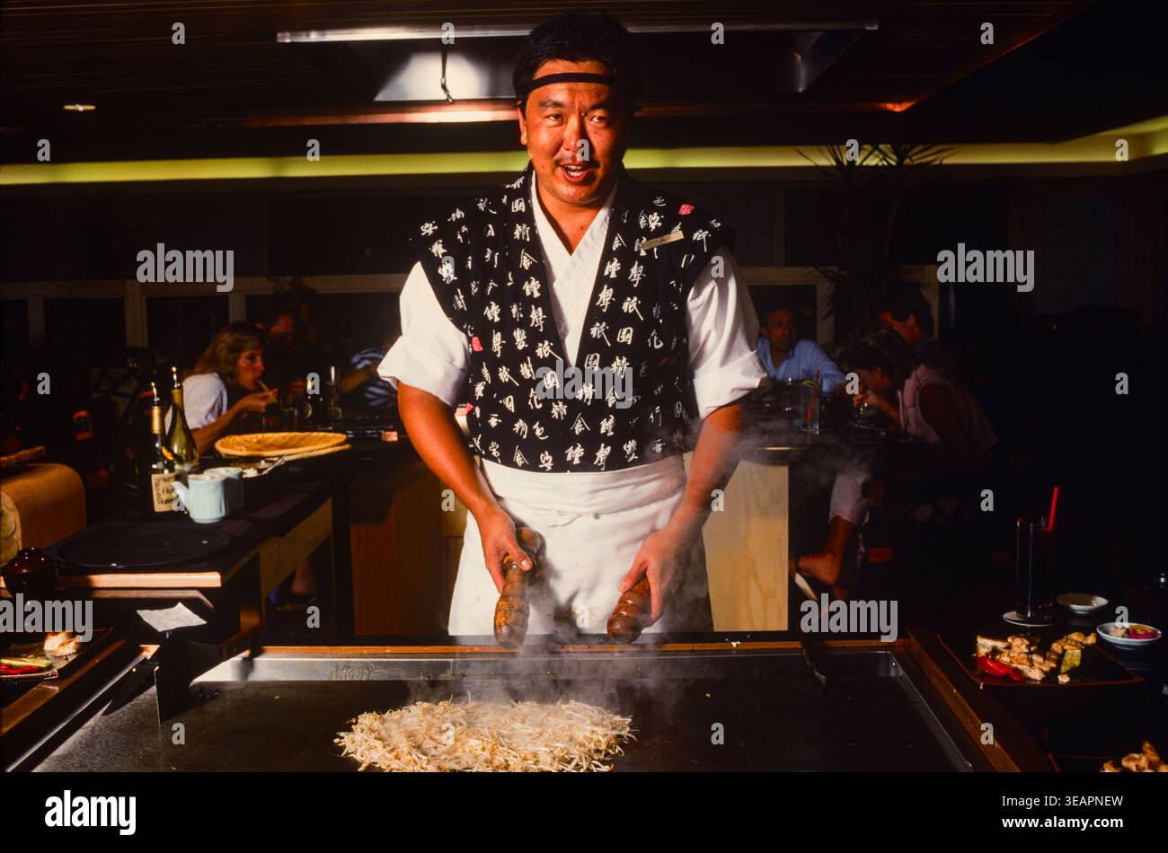 Un chef japonais cuisinant dans l'un des restaurants d'un hôtel haut de gamme sur l'île de Maui, Hawaï, États-Unis Banque D'Images