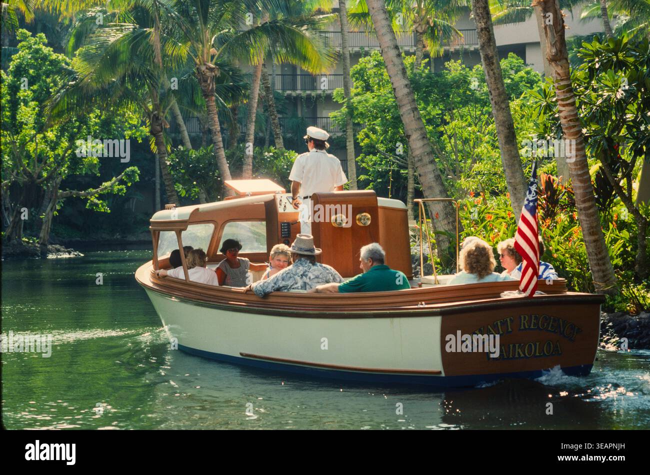 Les clients de l'hôtel sont transportés à travers le parc par des bateaux qui circulent sur des pistes sous le niveau de l'eau dans un hôtel haut de gamme sur l'île de Maui, Hawaï, États-Unis Banque D'Images